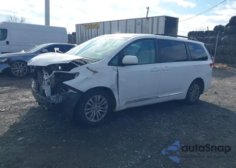 2013 Toyota Sienna Xle V6 8 Passenger z USA, uszkodzony, nr VIN 5TDYK3DC2DS290022